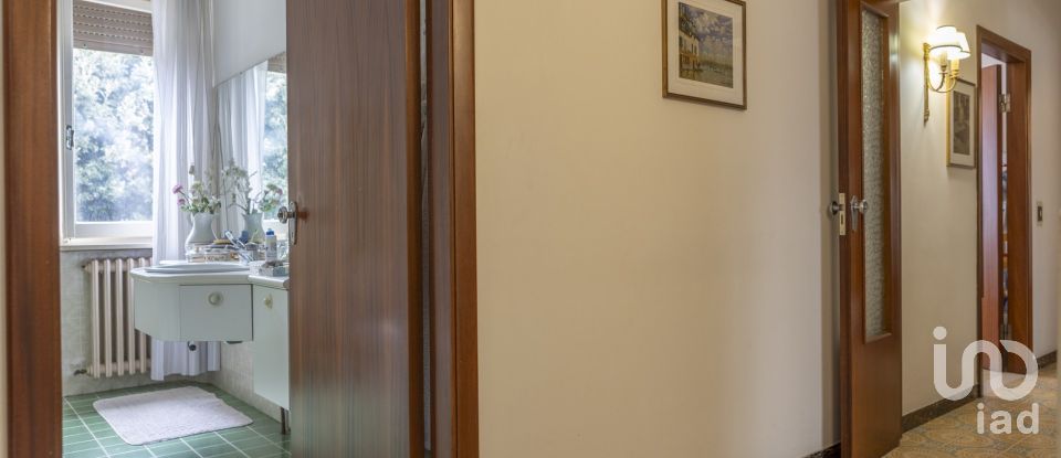 House 10 rooms of 327 m² in Osimo (60027)