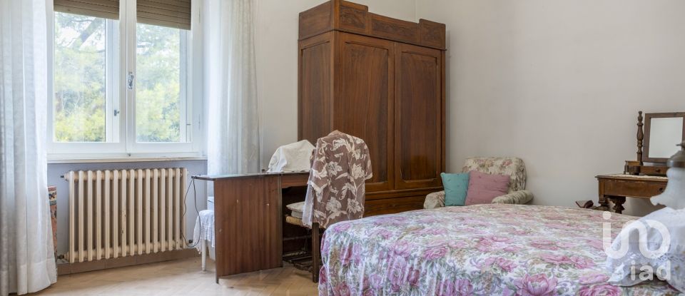 House 10 rooms of 327 m² in Osimo (60027)