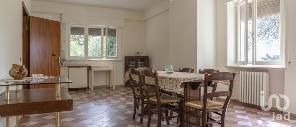 House 10 rooms of 327 m² in Osimo (60027)