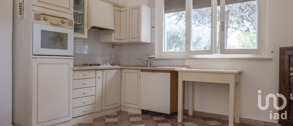 House 10 rooms of 327 m² in Osimo (60027)