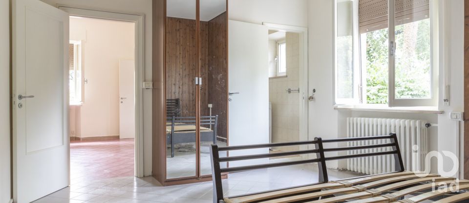 House 10 rooms of 327 m² in Osimo (60027)