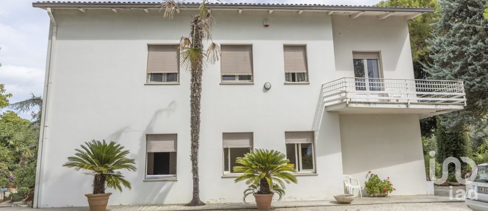 House 10 rooms of 327 m² in Osimo (60027)