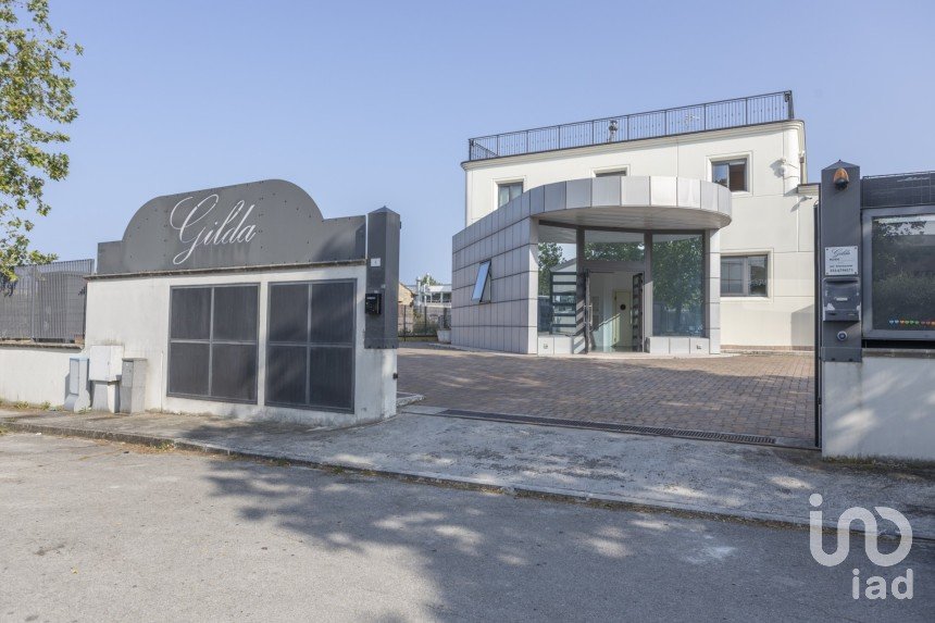 Negozio / locale commerciale di 1.150 m² in Porto Sant'Elpidio (63821)