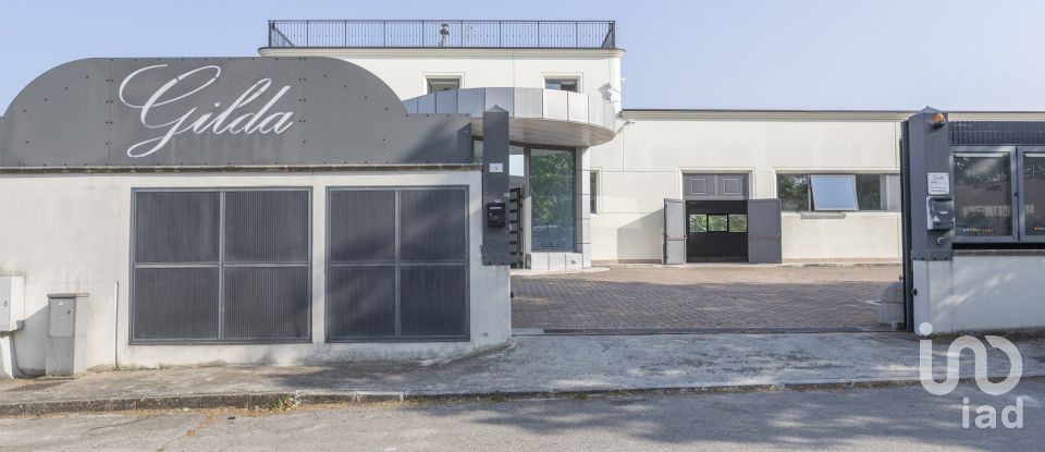 Negozio / locale commerciale di 1.150 m² in Porto Sant'Elpidio (63821)