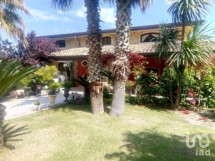 Casale 19 locali di 600 m² in Campomarino (86042)