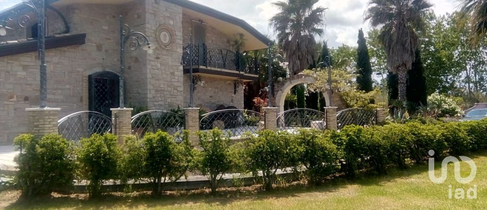 Casale 19 locali di 600 m² in Campomarino (86042)