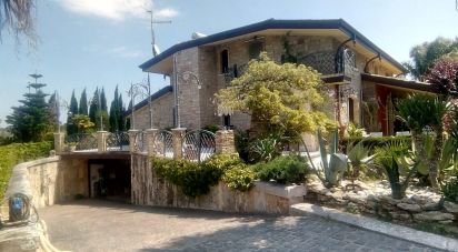 Casale 19 locali di 600 m² in Campomarino (86042)