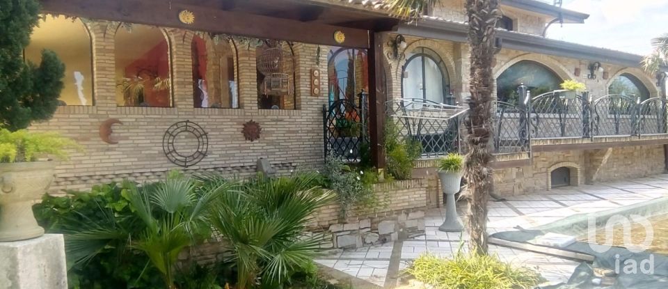 Casale 19 locali di 600 m² in Campomarino (86042)