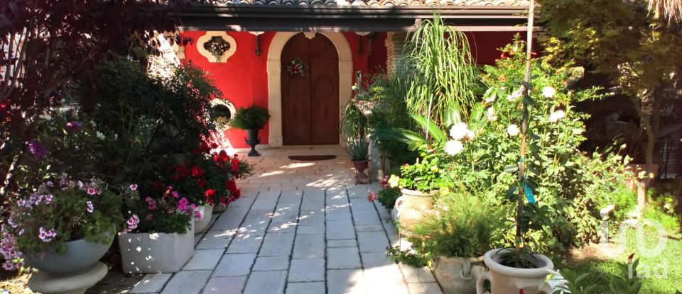 Casale 19 locali di 600 m² in Campomarino (86042)