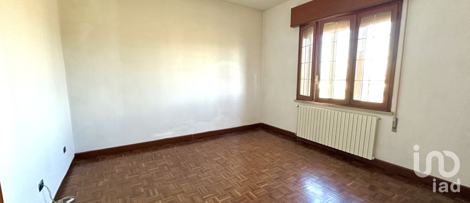 Farm 9 rooms of 248 m² in Stienta (45039)