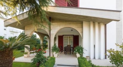 Villa Bifamiliare 15 locali di 258 m² in Roseto degli Abruzzi (64026)