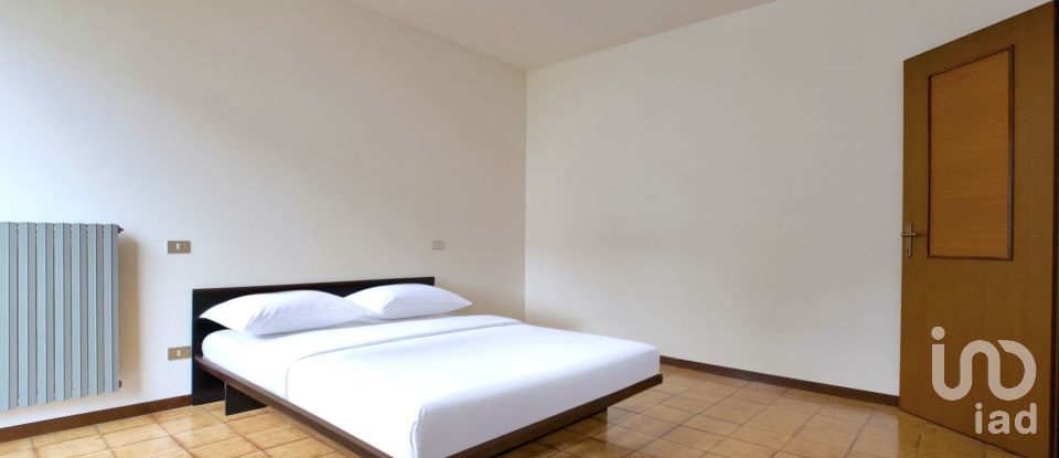 Apartment 7 rooms of 125 m² in Genova (16157)