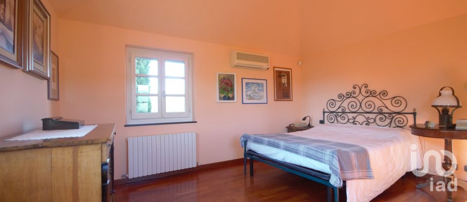 Farm 11 rooms of 328 m² in Serra Riccò (16010)