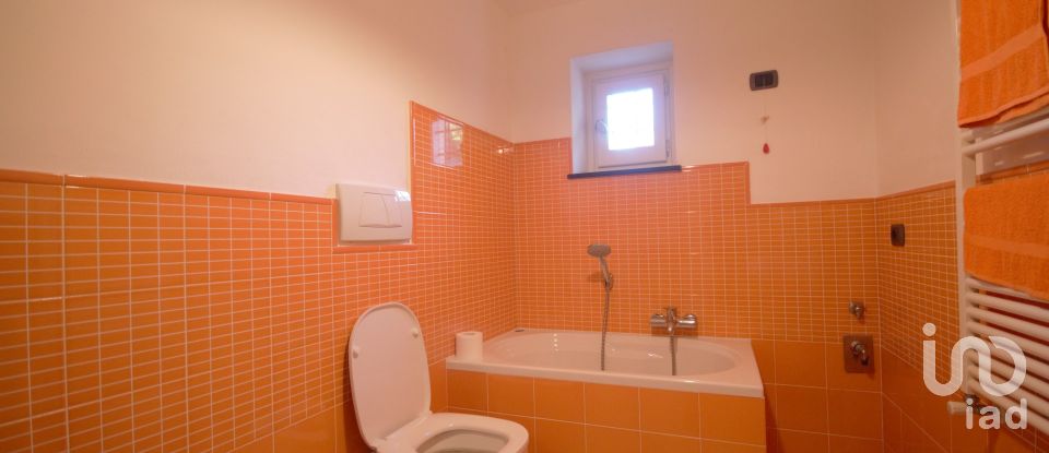 Farm 11 rooms of 328 m² in Serra Riccò (16010)