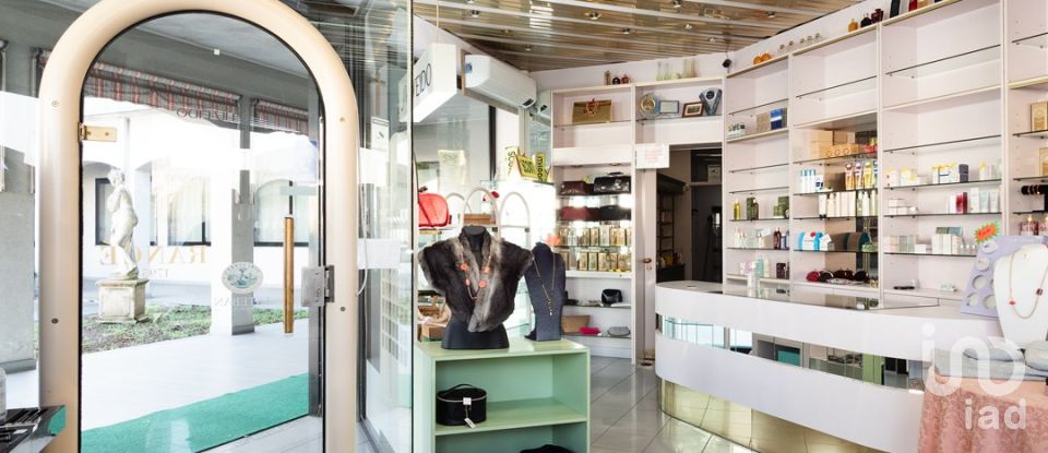 Negozio / locale commerciale di 412 m² in Rovellasca (22069)