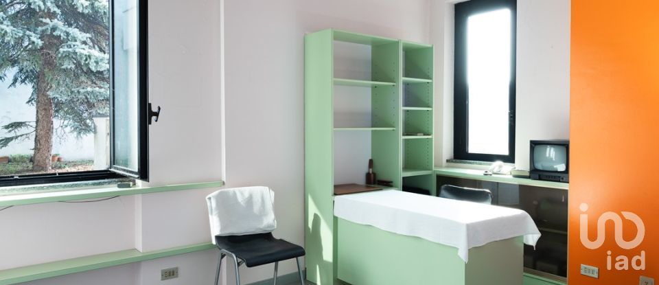 Negozio / locale commerciale di 412 m² in Rovellasca (22069)