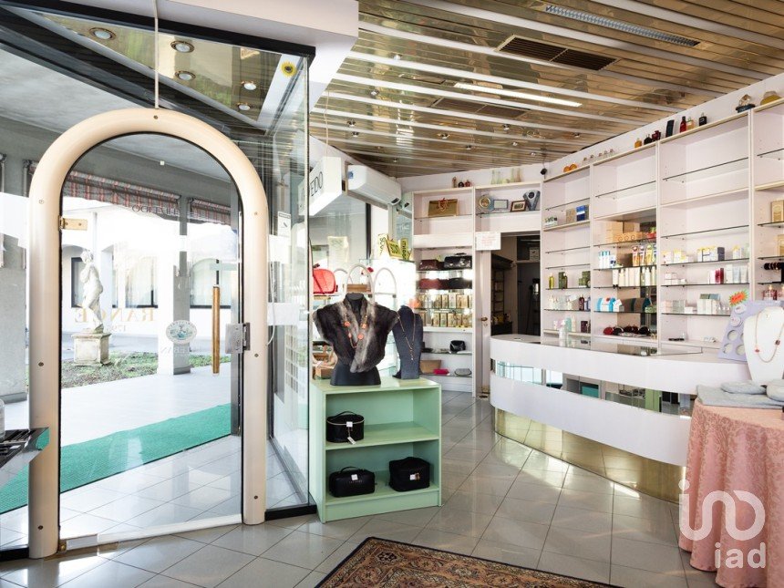 Negozio / locale commerciale di 412 m² in Rovellasca (22069)