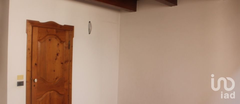 House 5 rooms of 326 m² in Fano (61032)