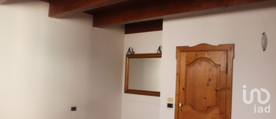 House 5 rooms of 326 m² in Fano (61032)