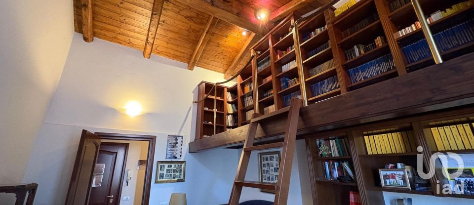 Hotel 8 rooms of 141 m² in Fano (61032)