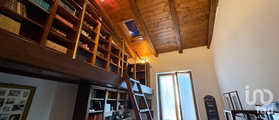 Hotel 8 rooms of 141 m² in Fano (61032)