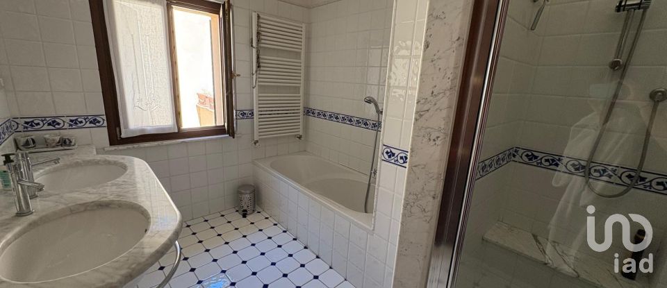 Hotel 8 rooms of 141 m² in Fano (61032)