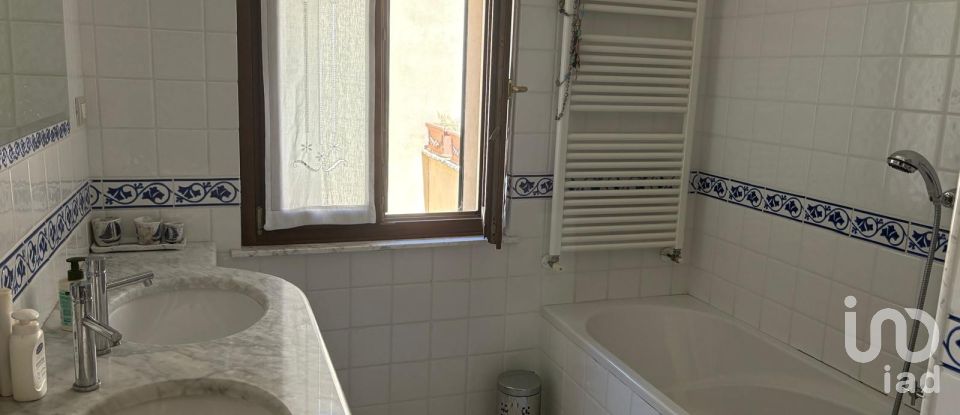 Hotel 8 rooms of 141 m² in Fano (61032)