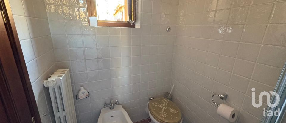 Hotel 8 rooms of 141 m² in Fano (61032)