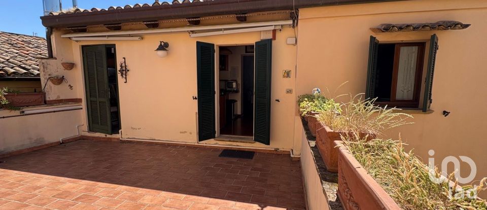 Hotel 8 rooms of 141 m² in Fano (61032)