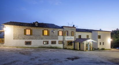 Hotel-ristorante di 2.600 m² in Fabriano (60044)