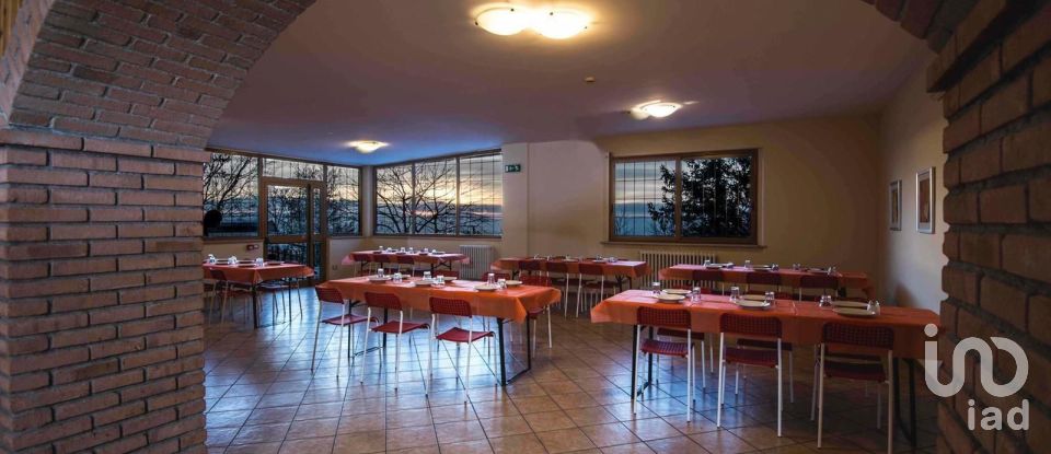 Hotel-ristorante di 2.600 m² in Fabriano (60044)