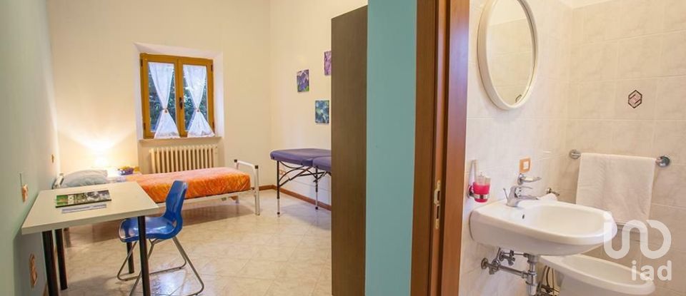 Hotel-ristorante di 2.600 m² in Fabriano (60044)