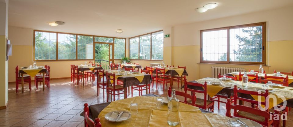 Hotel-ristorante di 2.600 m² in Fabriano (60044)