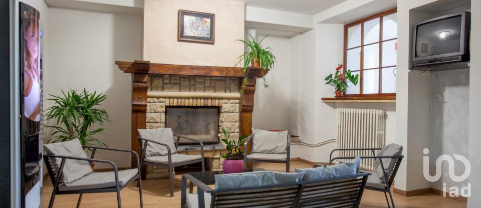 Hotel-ristorante di 2.600 m² in Fabriano (60044)