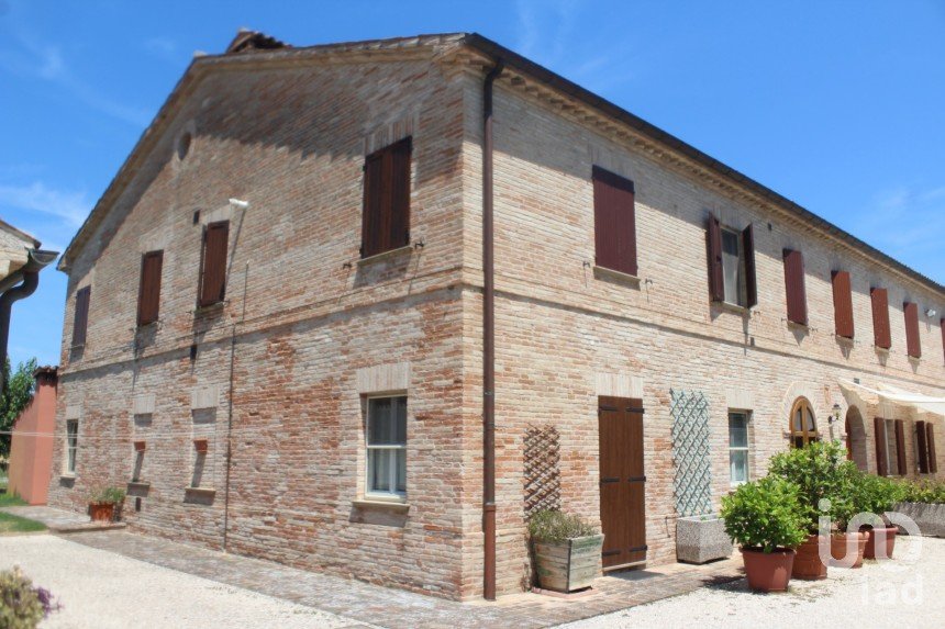 Villa Bifamiliare 8 locali di 363 m² in Fano (61032)