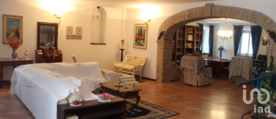 Villa Bifamiliare 8 locali di 363 m² in Fano (61032)
