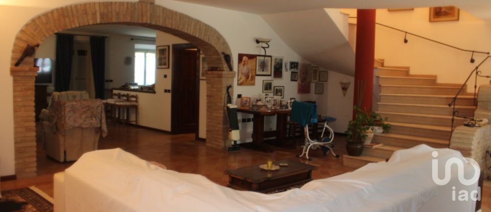 Villa Bifamiliare 8 locali di 363 m² in Fano (61032)