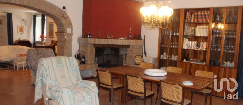 Villa Bifamiliare 8 locali di 363 m² in Fano (61032)