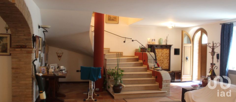 Villa Bifamiliare 8 locali di 363 m² in Fano (61032)