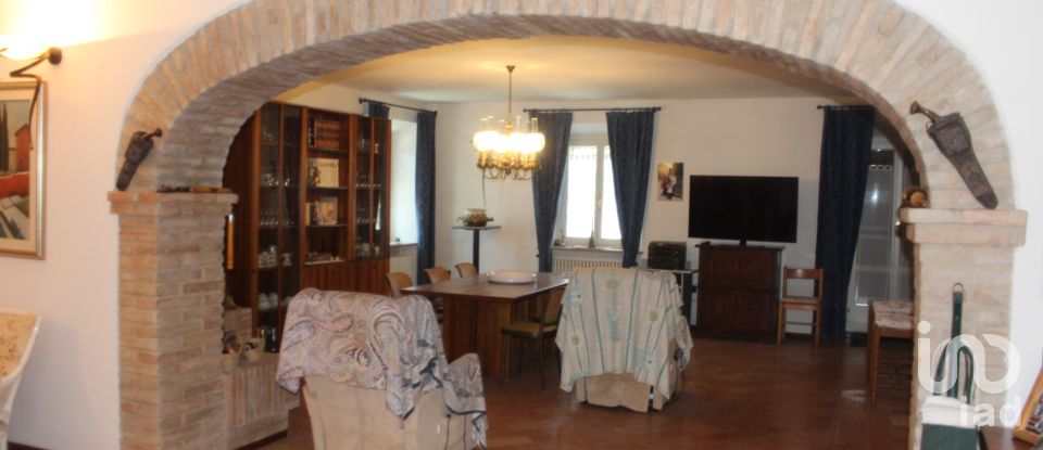 Villa Bifamiliare 8 locali di 363 m² in Fano (61032)