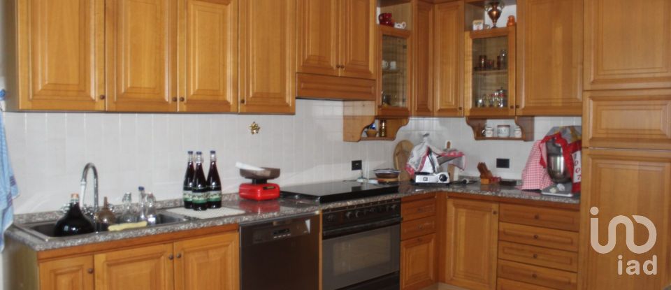 Villa Bifamiliare 8 locali di 363 m² in Fano (61032)