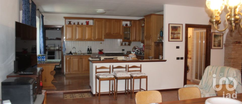 Villa Bifamiliare 8 locali di 363 m² in Fano (61032)