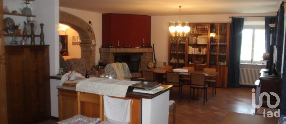 Villa Bifamiliare 8 locali di 363 m² in Fano (61032)