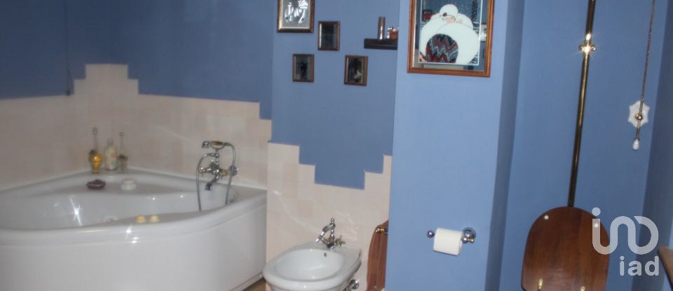 Villa Bifamiliare 8 locali di 363 m² in Fano (61032)