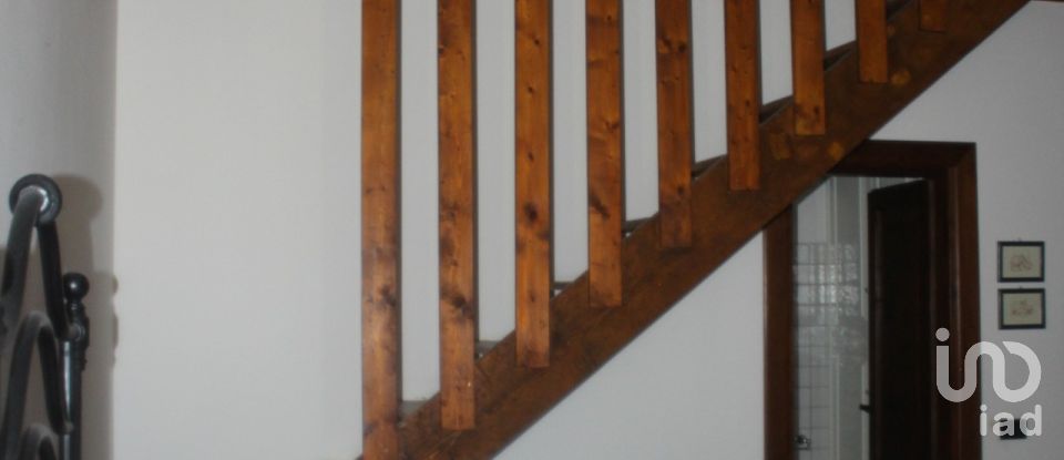 Villa Bifamiliare 8 locali di 363 m² in Fano (61032)