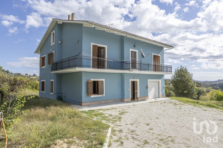 House 10 rooms of 235 m² in Macerata (62100)