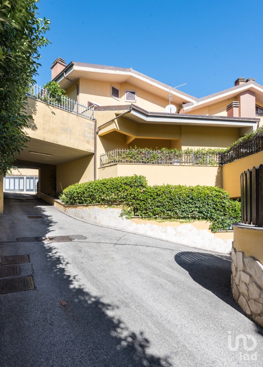 Traditional house 4 rooms of 119 m² in Roma (00163)