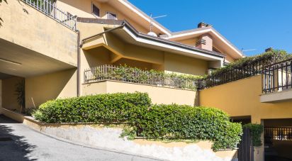 Villa a schiera 4 locali di 119 m² in Roma (00163)