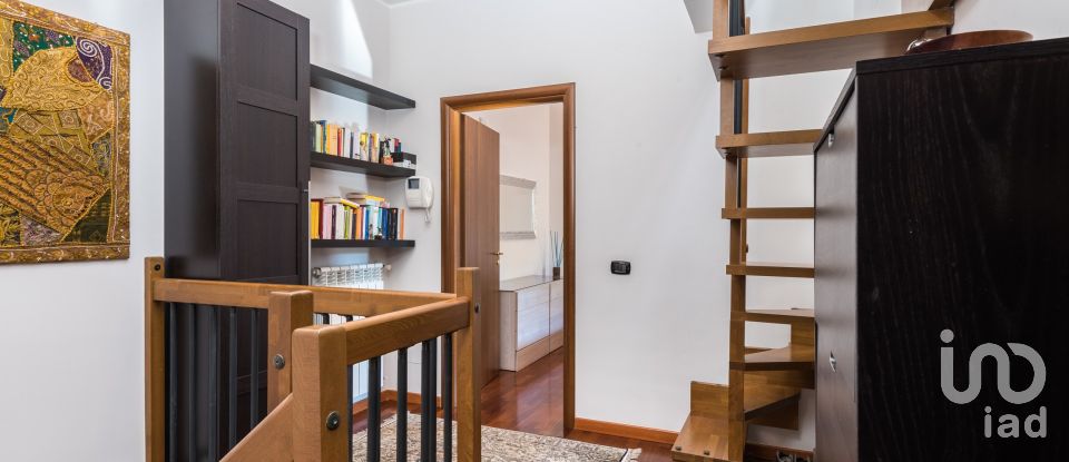 Traditional house 4 rooms of 119 m² in Roma (00163)