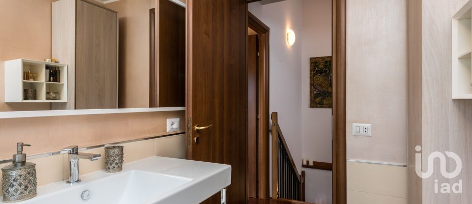 Traditional house 4 rooms of 119 m² in Roma (00163)